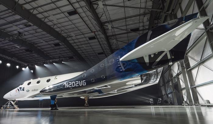 SpaceShipTwo (Virgin Galactic) a une envergure de près de 14 m et une longueur de 20 mètres. Il est entièrement construit en fibre de carbone.