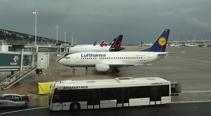 Le hall des départs de l'aéroport de Bruxelles ayant été fortement endommagé par les explosions, la remise en service de l'aéroport sera d'autant plus...</div></noscript>				</div>

				
					<aside class=