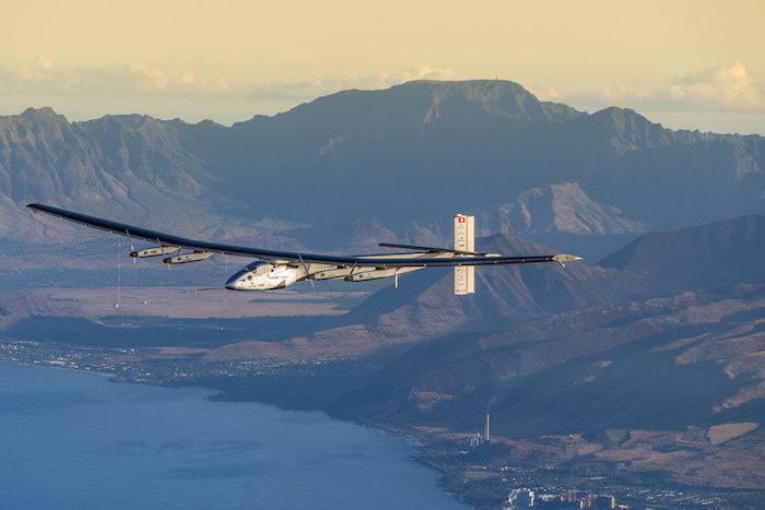 Solar Impulse 2 piloté par Bertrand Piccard au-dessus de l'île d'Hawaï