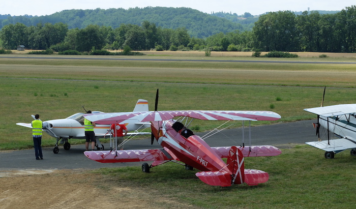 Alignement de 3 Jungmann visiteurs, saluant un Falco F8L, construit par André Bauby 