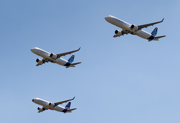 L'A320 MSN1 encadré pour son dernier vol par un A321neo et l'A320 dédié au programme Clean Sky