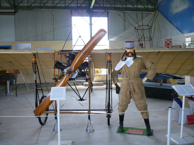 Destiné à célébrer le centenaire de la traversée de la Manche, un véritable BLERIOT XI accueille le visiteur.