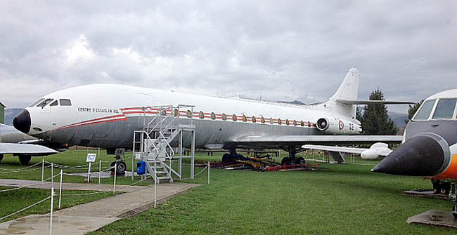 Cette Caravelle, au cours de sa carrière de laboratoire volant, a permis de tester de nombreux équipements destinés à Concorde ou aux premiers Airbus.