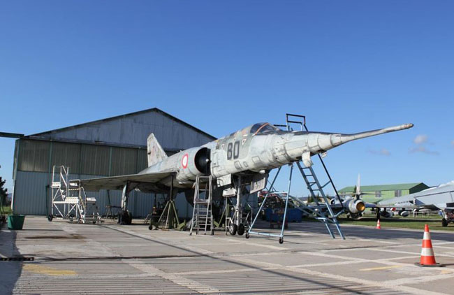 Les appareils exposés à l'extérieur demandent en permanence des soins de préservation. Si ce Mirage IV fait l'objet d'un rafraîchissement esthétique, d'autres appareils, dont le sort n'est guère plus envieux devront attendre encore un peu.