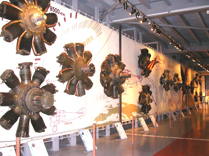 Plus d'une centaine de moteurs sont exposés chronologiquement dans le Musée Safran.