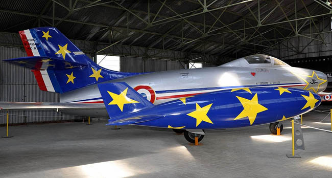 Le MD 450 Ouragan équipa, avec cette décoration d'inspiration très américaine, la Patrouille de France de 1954 à 1956.
