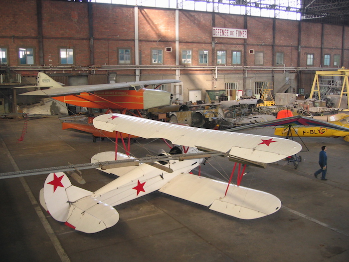 Ancien siège du Centre d'Essais en Vol, cet immense hangar Eiffel classé monument historique, abrite une vingtaine d'appareils. Au 1er plan un Polikarpov PO2.
