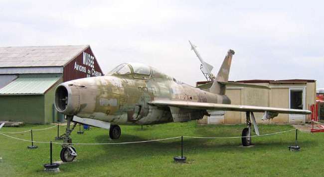 Ce Républic F84F Thunderstreak a été décapé dans l'attente de sa nouvelle livrée.