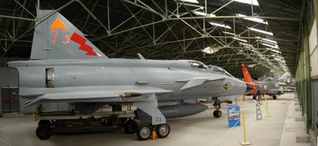 Les partenariats tissés avec les forces aériennes Européennes ont permis l'acquisition d'appareils rares dans l'hexagone, tel ce SAAB Viggen, l'un des plus beaux fleurons de la collection.