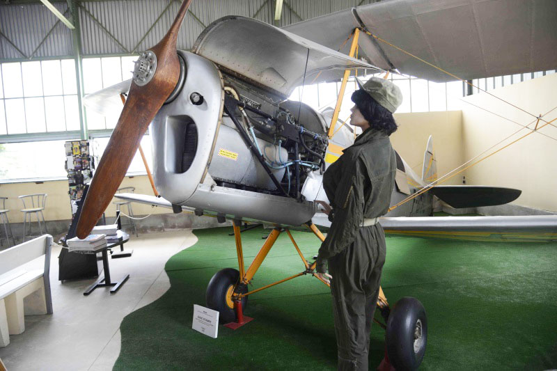 Ce Stampe exposé dans le hall d'entrée est confié par le Musée de l'Air et de l'Espace. Il a été livré neuf au CEV puis a appartenu à l'Aéroclub St Exupéry de Cannes.
