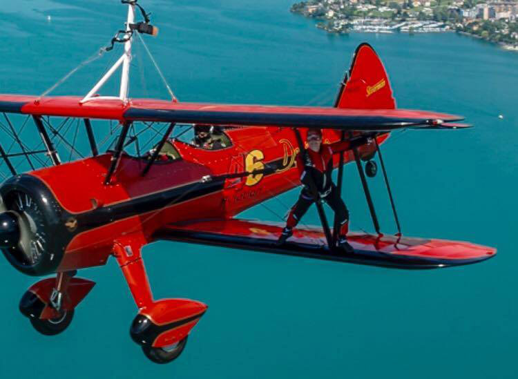 Danielle Hugues, jeune wingwalker britannique ne se contente pas d'évoluer fixée à son pylône mais se détache et marche entre les ailes du Stearman. Séquence frissons ! © 46Aviation