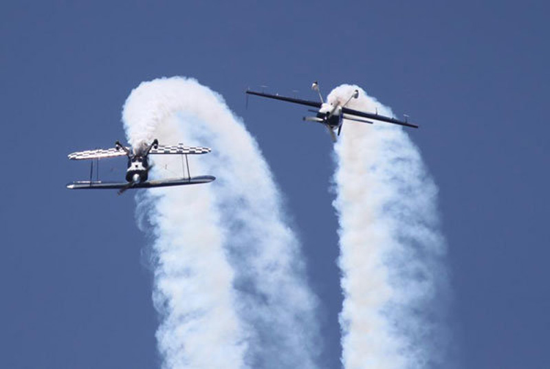 Le duo Skyloop, composé du Pitts de Bertand Boillot (Ex leader solo PAF) et du CAP 222 d'Eric Vazeille (ancien champion du monde de voltige et entraîneur de l'Equipe de France Unlimited est une nouveauté à Roanne. 15 minutes de pilotage à haute teneur en adrénaline. ©DR
