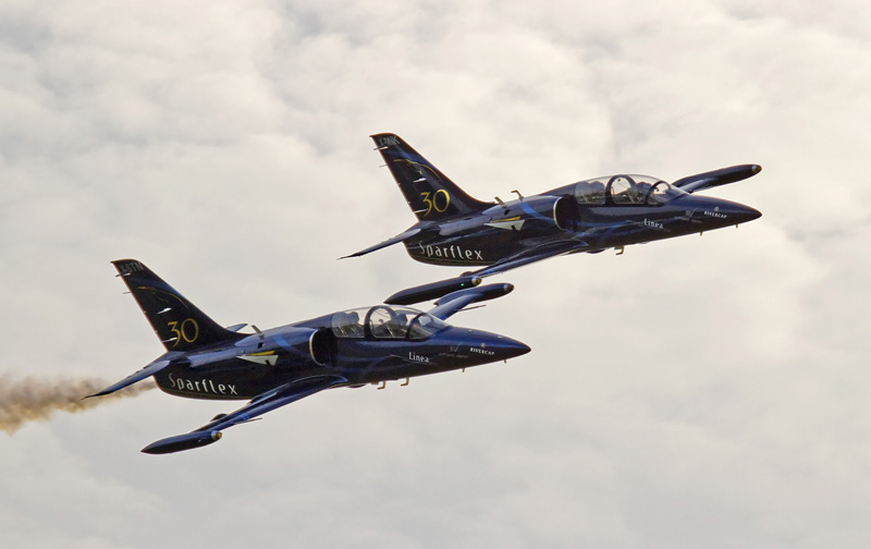 Venue de Champagne, la patrouille Sparflex gagne à chaque saison un peu plus de notoriété. Le show des 2 L39 ne laisse pas le spectateur indifférent. © J. Luc Guérin