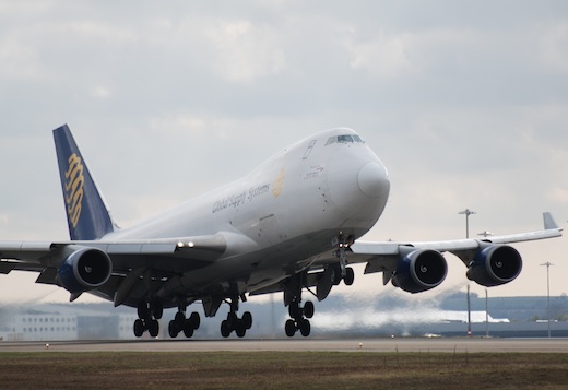 Décollage d'un avion cargo chargé de beaujolais nouveau à destination du Japon