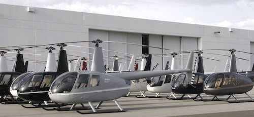 R44 en attente de livraison devant l'usine Robinson