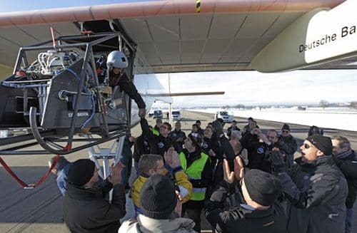 Le pilote d'essais Markus Scherdel félicité par l'équipe Solar Impulse