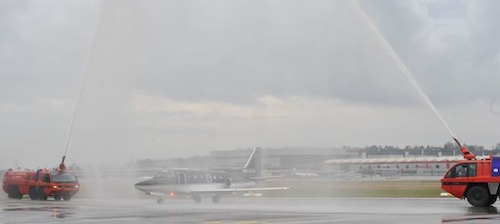 Arrivée triomphale du Sabreliner à Genève