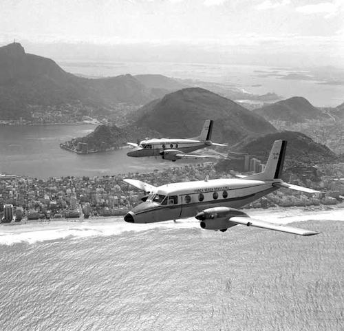 Deux Bandeirante au-dessus de la baie de Rio de Janeiro