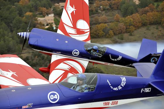 L'Extra 330 de l'EVAA dans le défilé aérien du 14 juillet