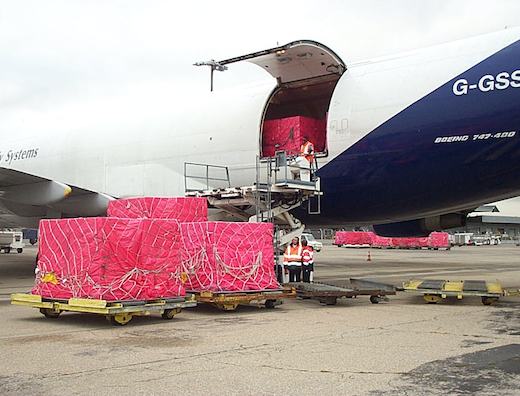 Chargement de beaujolais nouveau 2010 sur l'aéroport Lyon-Saint Exupéry