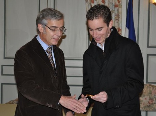 Hervé Maurey, sénateur-maire de Bernay, a remis la médaille de la ville à Sébastien Vignes, le 26 novembre 2010.