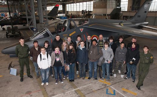 Les 17 élèves du BIA de l’aéro-club de Sologne en visite sur la BA705 de Tours