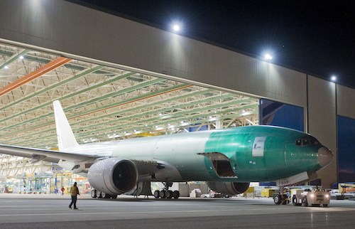 Le premier 777 produit en 49 jours est un cargo destiné à FedEx Express (livraison en juin 2011)