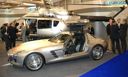 L'EC145 Mercedes-Benz et le coupé SLS et ses portes papillon…