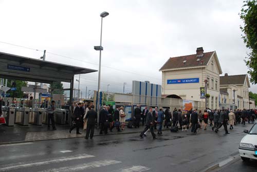 La descente du RER est suivie de vingt minutes de marche en troupeau