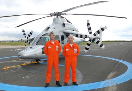 Hervé Jammayrac et Daniel Semilio ont présenté au président de la République une impressionnante démonstration de maniabilité du démonstrateur X3 d'Eurocopter, lundi 20 juin, en ouverture du 49ème salon du Bourget.