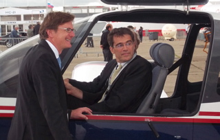 Marc Houalla (directeur de l'ENAC), à bord d'un TB-20, en compagnie de Nicolas Chabbert (directeur des avions Daher-Socata).