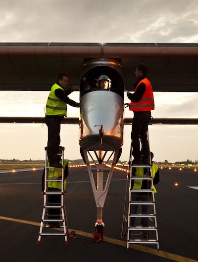 Solar Impulse sur la piste l'aéroport de Bruxelles, en partance pour le salon du Bourget