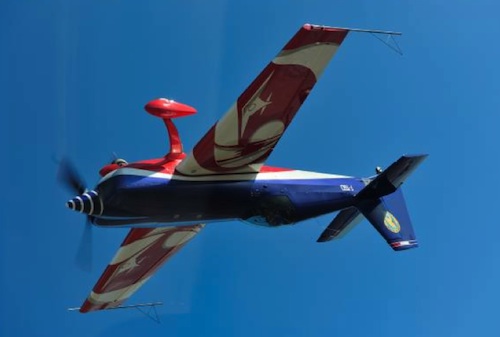 Une première dans le défilé aérien du 14 juillet : un avion de voltige en vol dos…