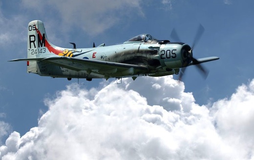 Le Skyraider de l'Amicale J.B. Salis impliqué dans la collision en vol avec un P51,...</div>				</div>

				
					<aside class=