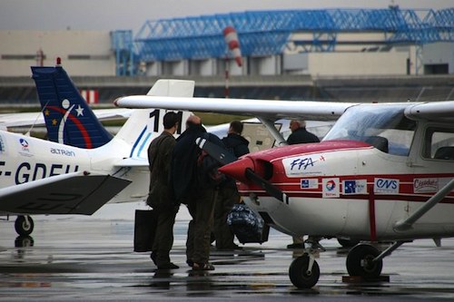 Rassemblement sous la pluie à Toulouse-Blagnac…