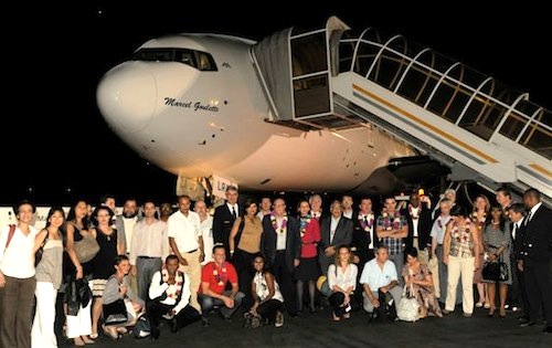 L'équipe d'Air Austral à l'arrivée du 777-200LR à son arrivée sur l'aéroport de Dzaoudzi (Mayotte)