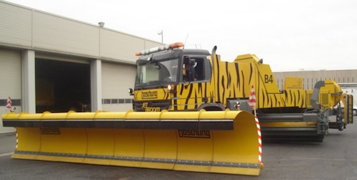 Chasse-neige en service sur les pistes de l'aéroport Roissy-CDG