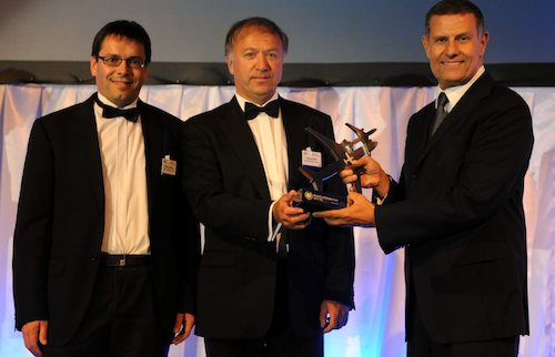 Nicolas Notebaert (à gauche), Président de Vinci Airports et Aéroports du Grand Ouest, et François Marie (au centre), Directeur de l’aéroport Nantes Atlantique, se sont vus remettre le trophée du meilleur aéroport européen