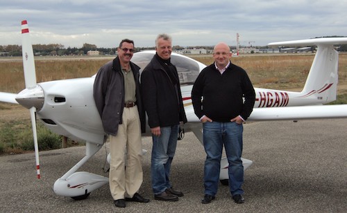 Pierre Pelletier (ATA) en compagnie de Bernard Frisinghelli (à gauche) et Michel Krall (au centre), respectivement, président et chef-pilote de l'aéro-club Albert Moreau de Nangis