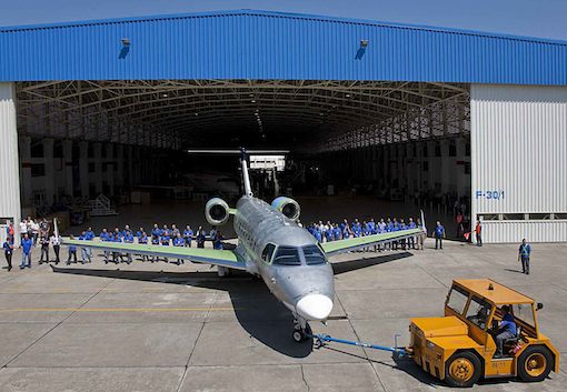 Le Legacy 500 vise une vitesse de croisière de Mach 0,82 et une autonomie de 3.000 NM (5.600 km) avec 4 passagers. 