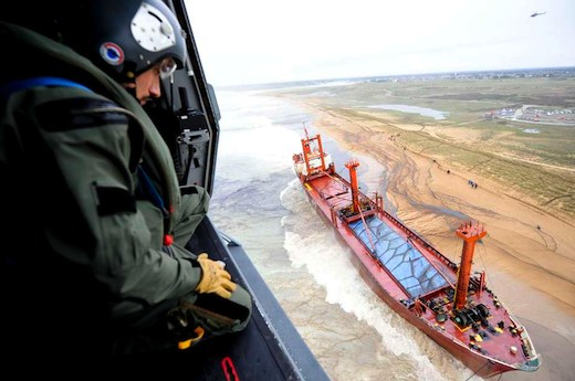 Le cargo échoué vu de la cabine du NH90 Caiman