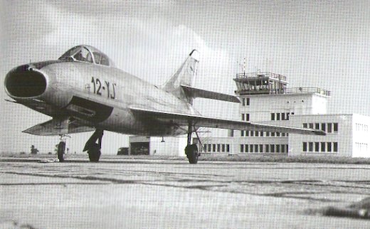 Super Mystère B2 de l'escadron 1/12 Cambrésis devant la tour de contrôle d'Epinoy (BA103)
