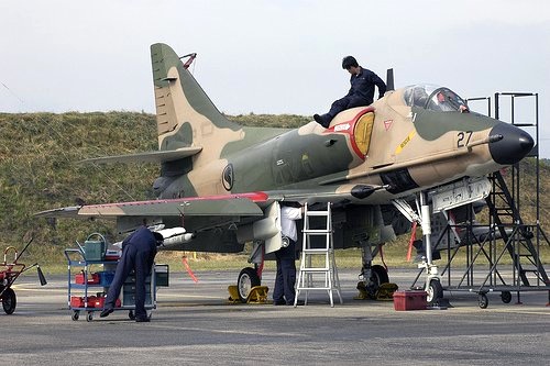 https://www.aerobuzz.fr/wp-content/uploads/2012/03/jpg_SINGAPORE_AF_skyhawk_cazaux.jpg