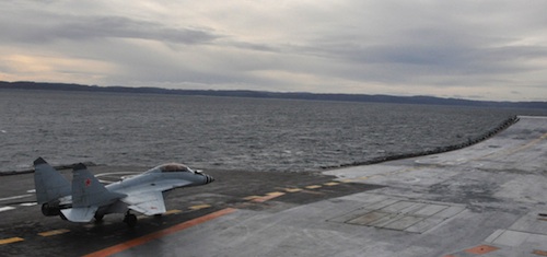 Le Mig-29K face au tremplin de la piste d'envol du porte-avions Kouznetsov.