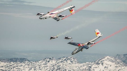 Le Red Bull Skydive Team et le Blanix en formation à 4.000 m d’altitude et 180 km/h