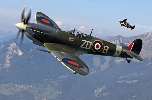 Jetman en patrouille avec le Spitfire XIB piloté par Nigel Lamb (Duxford)