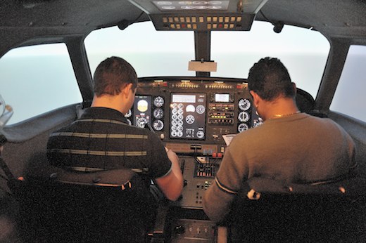 Aéropyrénées met en oeuvre à Toussus-le-Noble, un entraîneur de vol Mechtonix FNPT2 (configuré bimoteur PA34 Seneca)