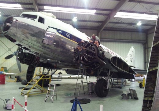 Le DC3 en grande visite dans le hangar Aigle Azur à Pontoise.