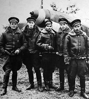 Roland de la Poype (deuxième à gauche) devant un Yak3