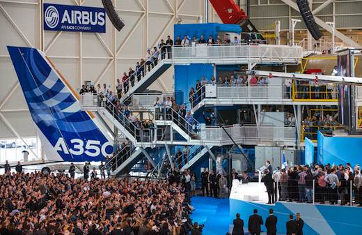 Le personnel de l'unité d'assemblage final de l'A350XWB mis en lumière